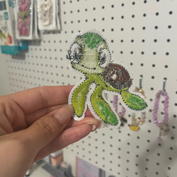 Finding Nemo turtle iron on patch - Picture 4 of 6